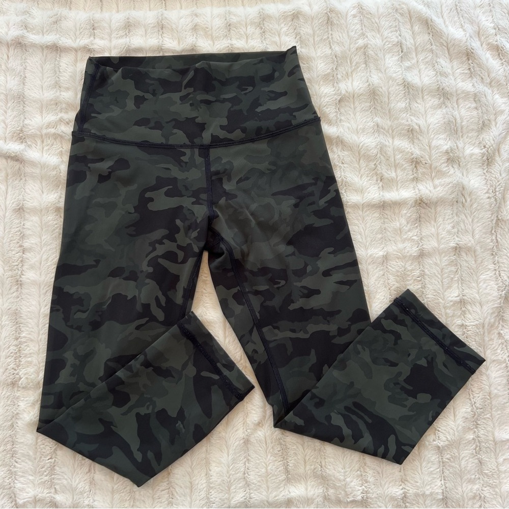 Lulu Lemon Camouflage Crop Yoga Pants Size 6